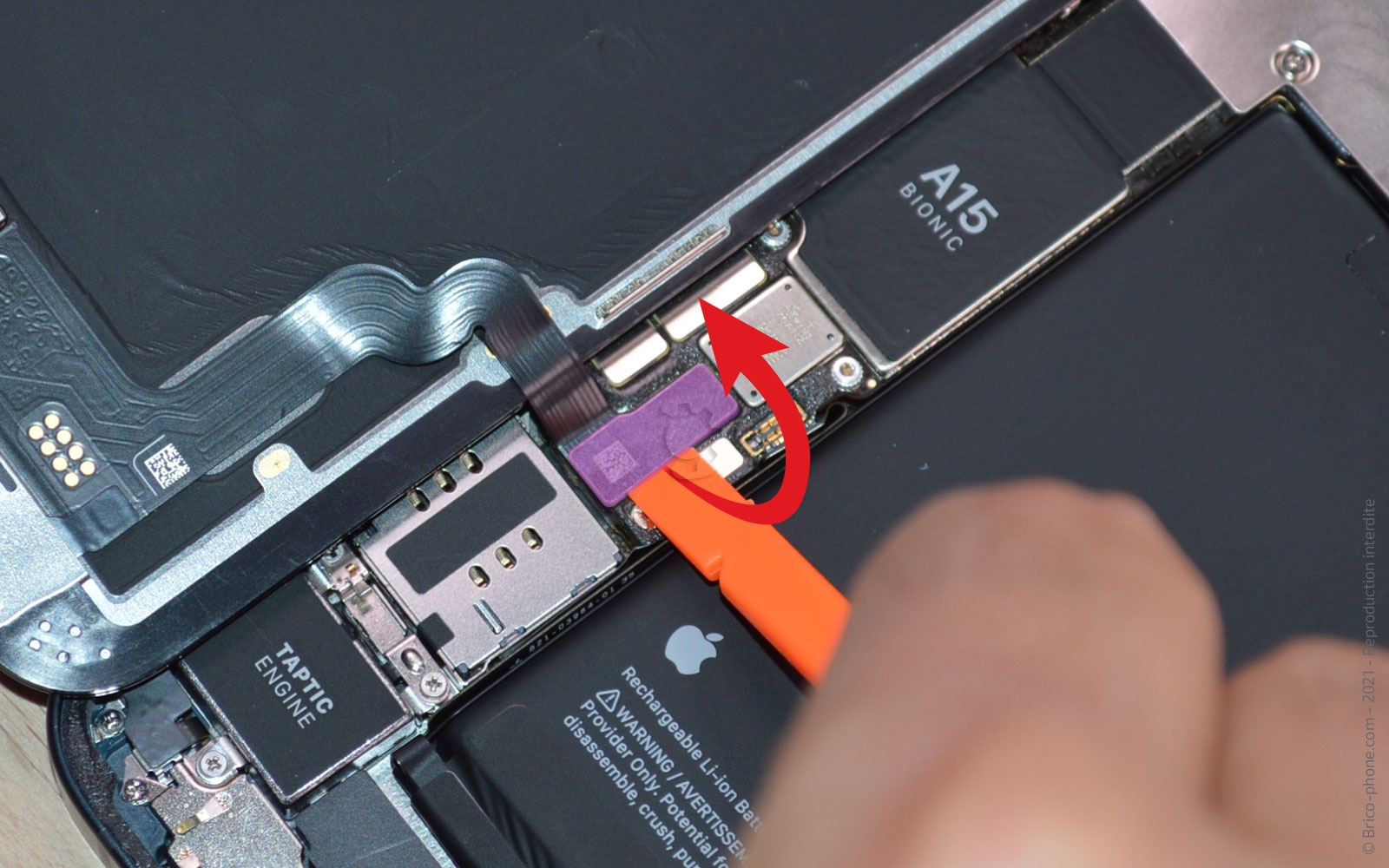Changement de la batterie sur iPhone 13 photo 2