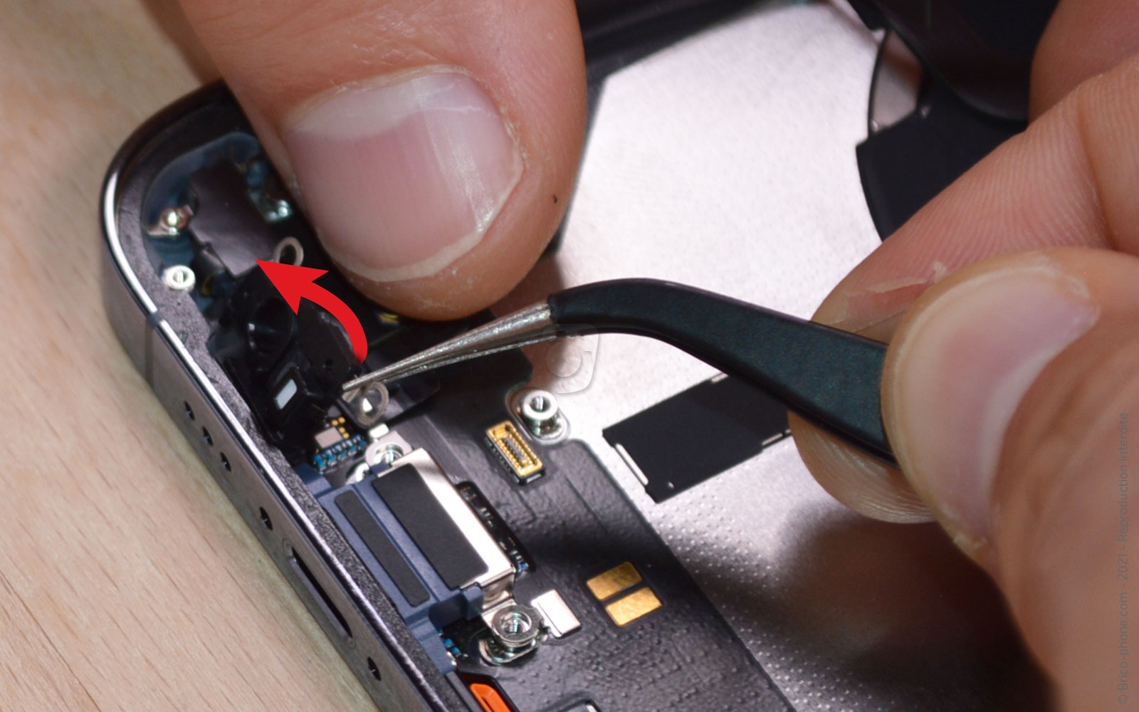 Changement du connecteur de charge sur iPhone 13 Pro photo 3