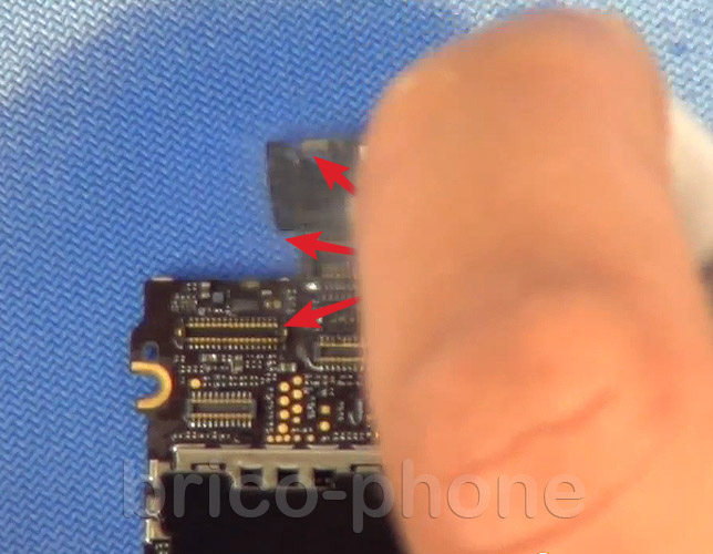 Désoxydation de la carte mère sur iPhone 4S photo 1