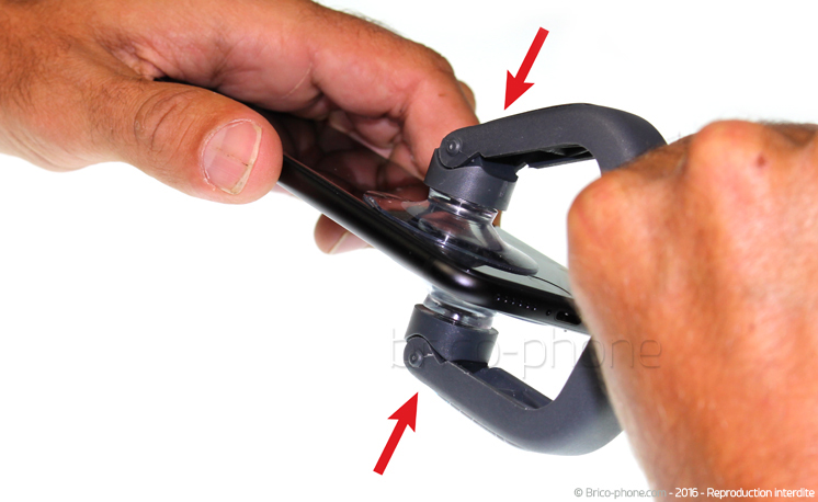 Retrait de la carte mère pour effectuer une réparation ou une désoxydation sur iPhone 7 photo 1