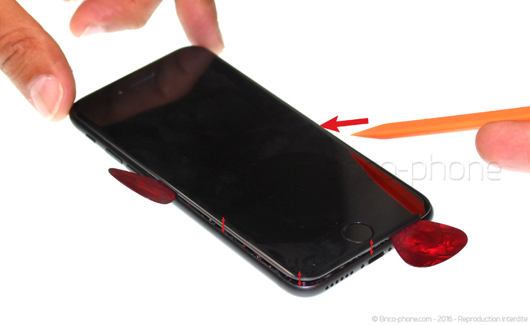 Retrait de la carte mère pour effectuer une réparation ou une désoxydation sur iPhone 7 photo 2