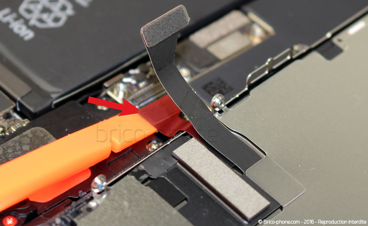 Retrait de la carte mère pour effectuer une réparation ou une désoxydation sur iPhone 7 photo 2