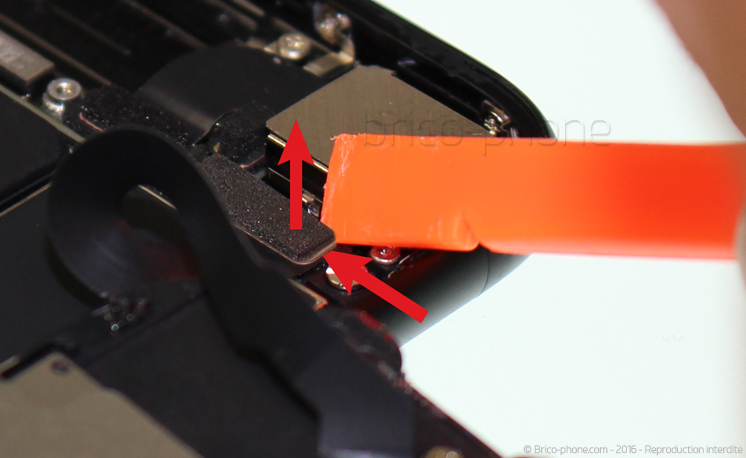 Retrait de la carte mère pour effectuer une réparation ou une désoxydation sur iPhone 7 photo 1