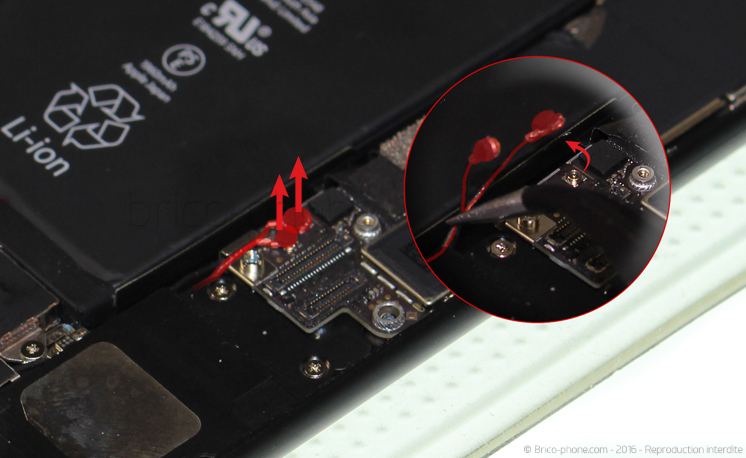 Retrait de la carte mère pour effectuer une réparation ou une désoxydation sur iPhone 7 photo 1
