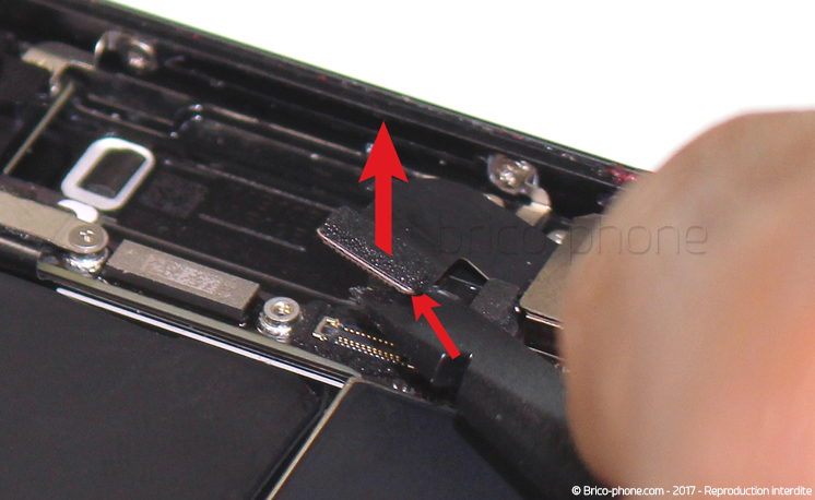 Retrait de la carte mère pour effectuer une réparation ou une désoxydation sur iPhone 7 photo 1