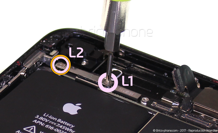 Retrait de la carte mère pour effectuer une réparation ou une désoxydation sur iPhone 7 photo 1