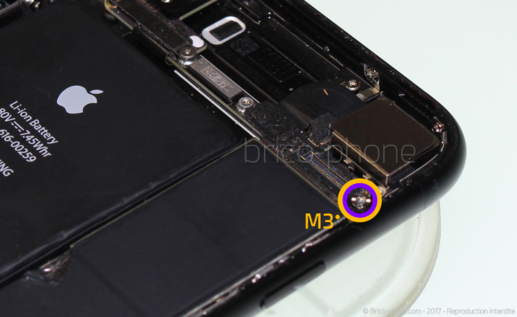 Retrait de la carte mère pour effectuer une réparation ou une désoxydation sur iPhone 7 photo 3