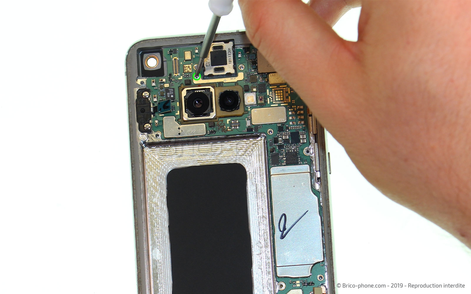Changement du bloc écran sur châssis sur Galaxy S10e photo 4